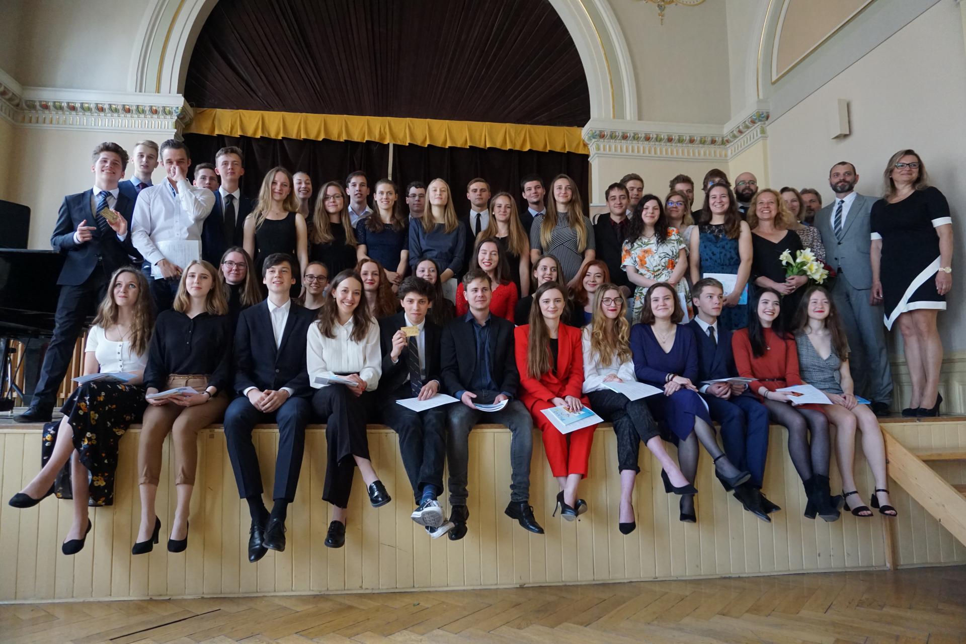 Úspěšní maturanti ze tříd 8.E a 8.F (šk. rok 2018/2029)